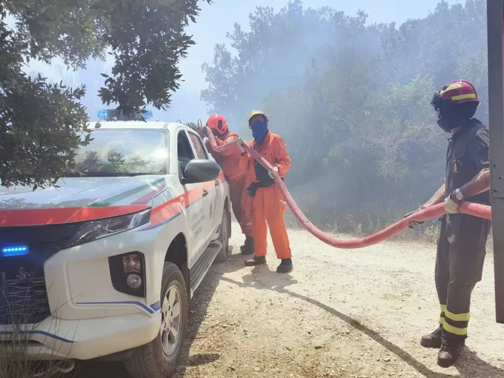 squadre antincendio al lavoro durante il rogo a rosignano solvay 1 • TUTTIGIORNI