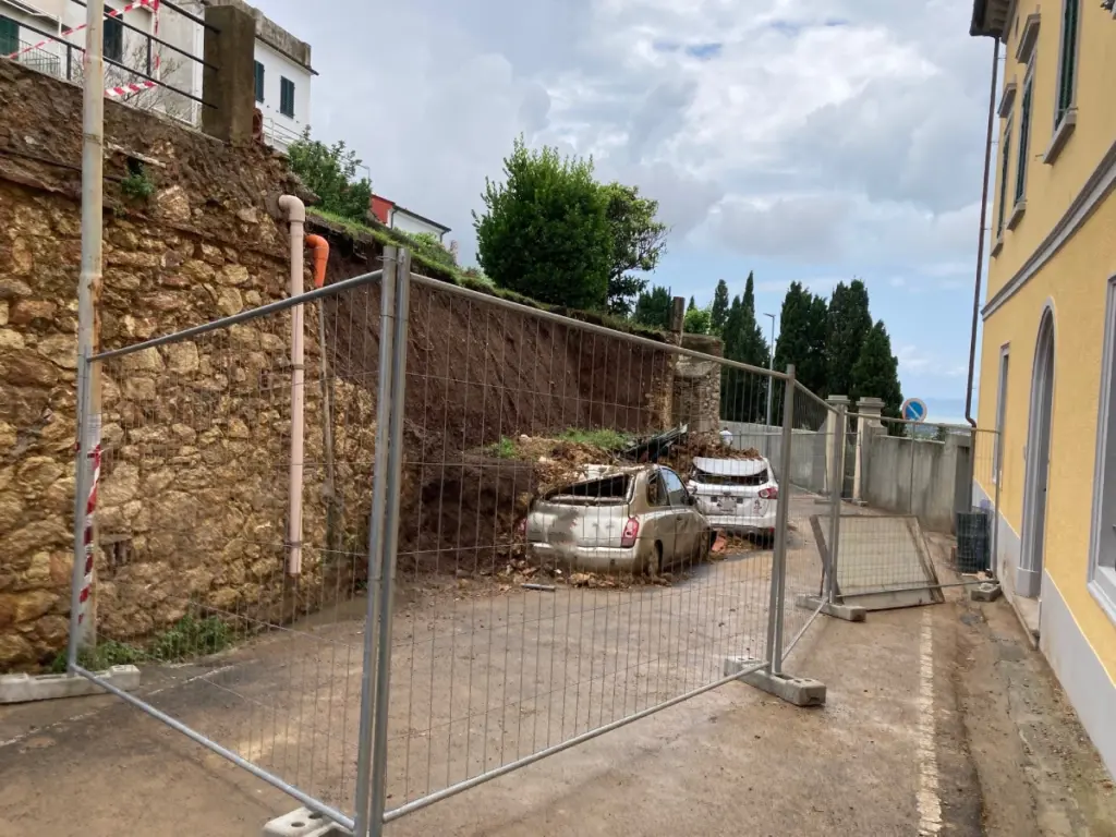 Frana a Rosignano Marittimo, un muro crolla su tre auto in sosta