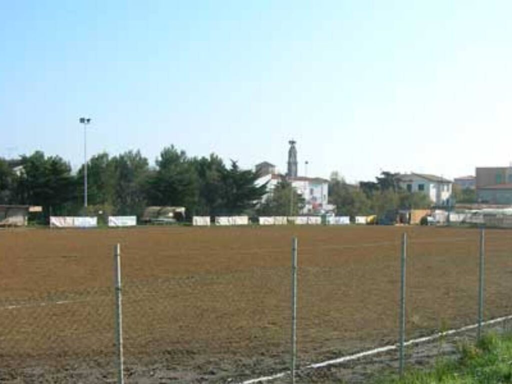 Un nuovo campo di calcio a Vada, bando del Comune per acquisire l’area dove costruire l’impianto