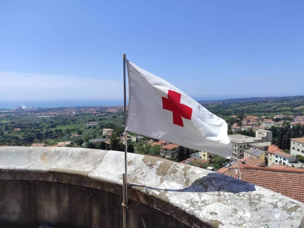 Giornata mondiale della Croce Rossa, il castello Pasquini illuminato per ringraziare i volontari
